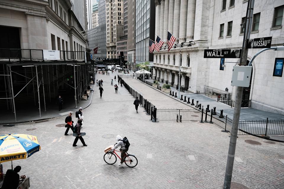 NUEVA YORK, NY - 11 de mayo: La gente camina cerca de la Bolsa de Valores de Nueva York después de que las acciones mundiales se desplomaran a medida que crecían los temores de que el aumento de la inflación lleve a los bancos centrales a endurecer la política monetaria el 11 de mayo de 2021 en la ciudad de Nueva York.  A media tarde, el Nasdaq Composite había perdido un 0,6%, tras caer un 2,2% en su mínimo de sesión.  (Foto de Spencer Platt / Getty Images)