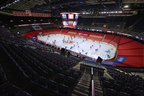 Calgary Flames y Vancouver Canucks se calientan en el Scotiabank Saddledome vacío antes de que Flameshome abra el 16 de enero.  Foto cortesía de Gavin Young / Postmedia.
