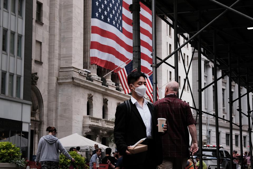 NUEVA YORK, NY - 10 DE AGOSTO: La gente camina cerca de la Bolsa de Valores de Nueva York (NYSE) el 10 de agosto de 2021 en la ciudad de Nueva York.  Los mercados subieron en las operaciones matutinas, ya que los inversores esperaban un raro esfuerzo bipartidista en el Senado para aprobar un proyecto de ley de infraestructura masiva que, si se aprueba, inyectaría miles de millones en la economía de EE. UU.  (Foto de Spencer Platt / Getty Images)