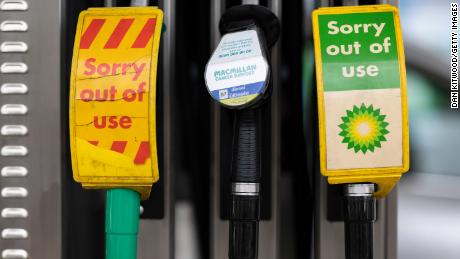 Los británicos hacen cola para el combustible mientras BP cierra algunas estaciones de servicio