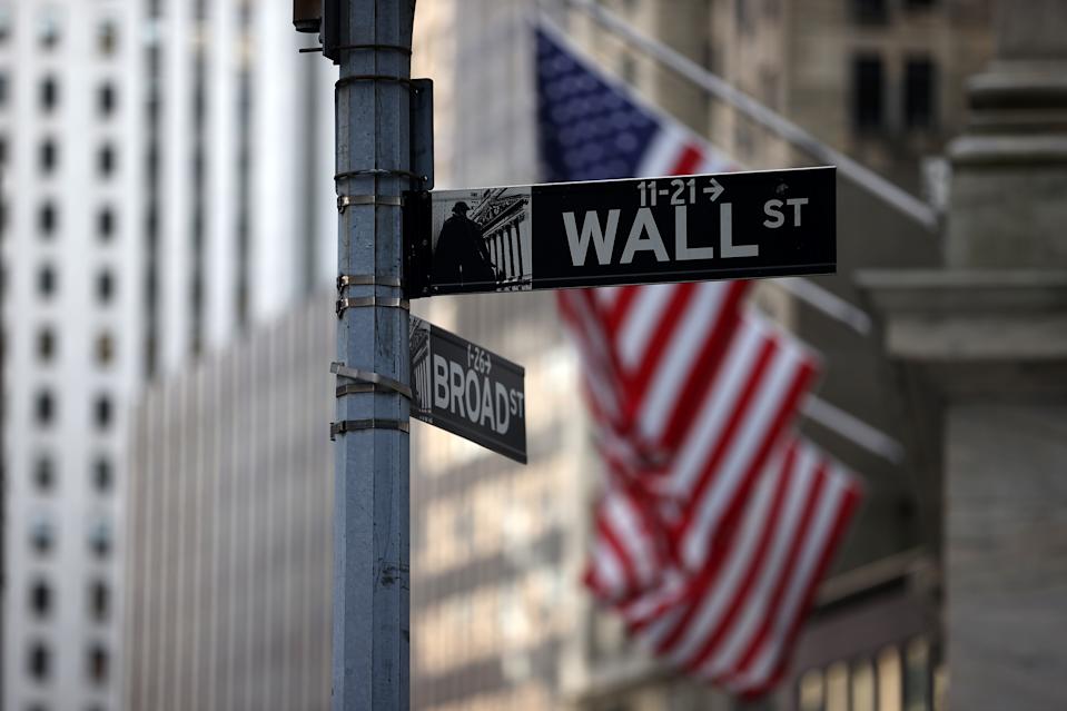 NUEVA YORK, NY - 16 DE AGOSTO: Los letreros de Wall Street y Broad Street se ven en el edificio de la Bolsa de Valores de Nueva York (NYSE) en el distrito financiero de la ciudad de Nueva York, EE. UU., 16 de agosto de 2021 (Foto de Tyvon Coskun) / Agencia Anadolu a través de Getty Imágenes)