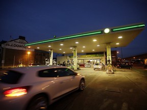Un automóvil atraviesa el patio delantero de una gasolinera operada por BP Plc por la noche en Londres, Reino Unido, el martes 14 de enero de 2014.