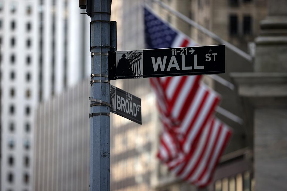 NUEVA YORK, NY - 16 DE AGOSTO: Los letreros de Wall Street y Broad Street se ven en el edificio de la Bolsa de Valores de Nueva York (NYSE) en el distrito financiero de la ciudad de Nueva York, EE. UU., 16 de agosto de 2021 (Foto de Tyvon Coskun) / Agencia Anadolu a través de Getty Imágenes)