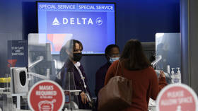 Los empleados no vacunados de Delta Air Lines tienen que pagar $ 200 adicionales al mes en un seguro médico 'para cubrir los costos de Covid'
