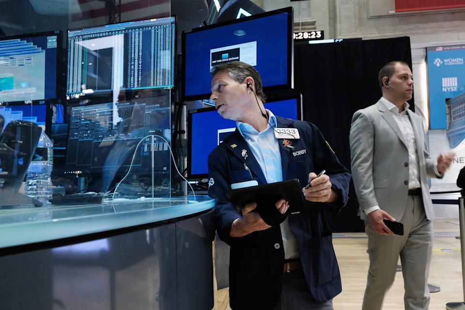 NUEVA YORK, NY - 16 DE MARZO: Los comerciantes trabajan en el piso de la Bolsa de valores de Nueva York (NYSE) el 16 de marzo de 2022 en la ciudad de Nueva York.  El Dow Jones comenzó hoy en territorio positivo, extendiendo el rally de ayer.  (Foto de Spencer Platt/Getty Images)