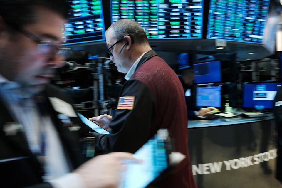 NUEVA YORK, NY - 16 DE MARZO: Los comerciantes trabajan en el piso de la Bolsa de valores de Nueva York (NYSE) el 16 de marzo de 2022 en la ciudad de Nueva York.  El Dow Jones comenzó el día en territorio positivo, extendiendo su rally ayer.  (Foto de Spencer Platt/Getty Images)