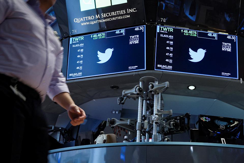 Las pantallas muestran la información comercial de Twitter en el piso de la Bolsa de valores de Nueva York (NYSE) en la ciudad de Nueva York, EE. UU., 4 de abril de 2022. REUTERS/Brendan McDermid