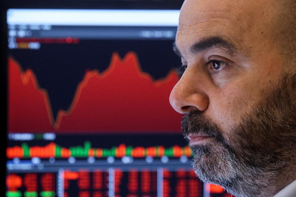 Un comerciante trabaja en la Bolsa de valores de Nueva York (NYSE) en la ciudad de Nueva York, EE. UU., 9 de mayo de 2022. REUTERS/Brendan McDermid