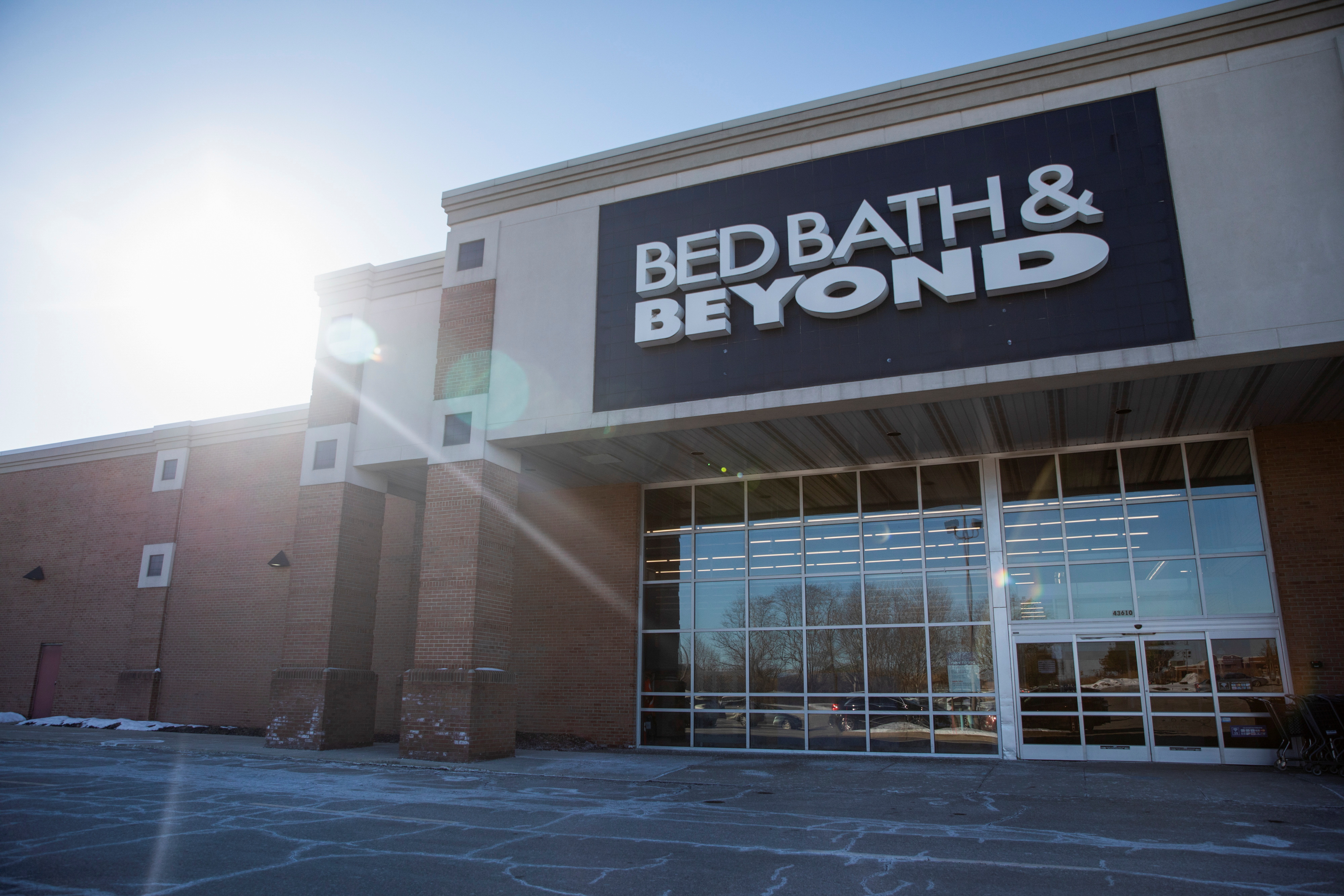 Una vista exterior de la tienda Bed Bath & Beyond en Novi, Michigan