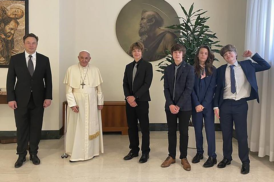 Elon Musk rompe el silencio en Twitter al publicar una foto de él con 4 de sus hijos con el Papa Francisco.  https://twitter.com/elonmusk/status/1543050489050402816