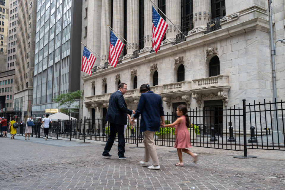 NUEVA YORK, NY - 25 DE JULIO: La gente camina fuera de la Bolsa de valores de Nueva York (NYSE) el 25 de julio de 2022 en la ciudad de Nueva York.  Las acciones están ligeramente más altas en las operaciones de la mañana, ya que los inversores evalúan la próxima reunión de la Reserva Federal el próximo miércoles.  (Foto de Spencer Platt/Getty Images)
