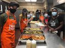 Chef Tasha Sauer con estudiantes que participan en el programa LunchLab en agosto de 2021.
