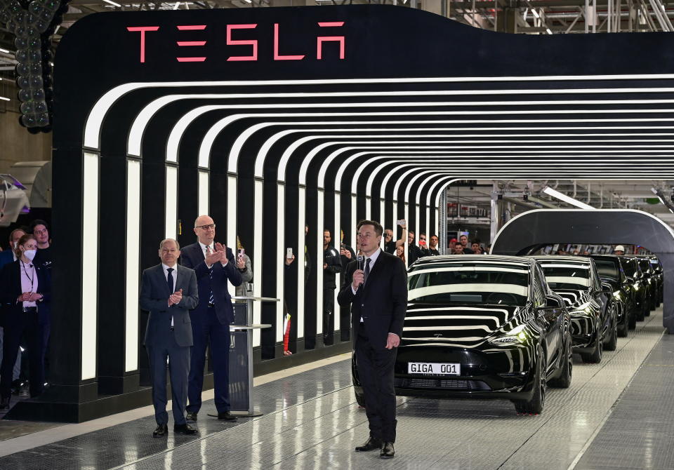 El canciller alemán Olaf Scholz, el primer ministro de Brandeburgo Dietmar Wojdick y Elon Musk asisten a la ceremonia de inauguración de la nueva planta Tesla Giga para vehículos eléctricos en Gruenheide, Alemania, el 22 de marzo de 2022. Patrick Bloll/Pool vía Reuters