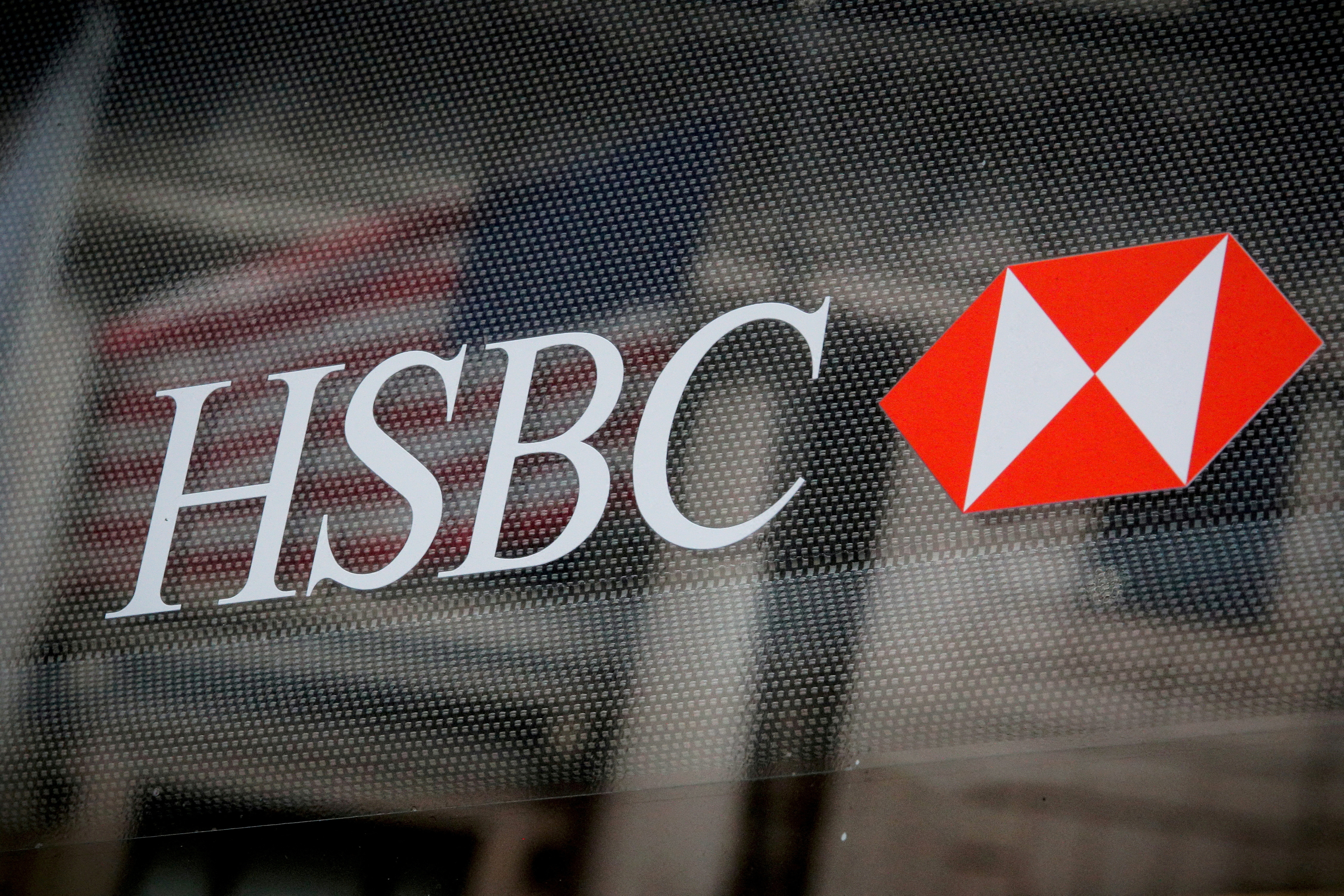 El logo de HSBC aparece en un banco subsidiario en el distrito financiero de Nueva York