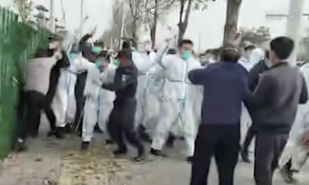 Un video filmado en la protesta muestra al personal de seguridad con equipo de protección atacando a un hombre.
