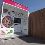 Los cajeros automáticos de pizza entregan pasteles mientras los restaurantes permanecen cerrados