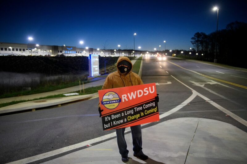 Un simpatizante sindical se para antes del amanecer frente al Centro de Lealtad de Amazon el 29 de marzo de 2021 en Bessemer, Alabama.