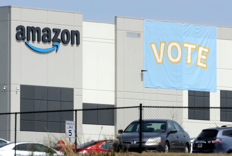 Union alega que Amazon interfirió con la votación fallida amenazando con despidos