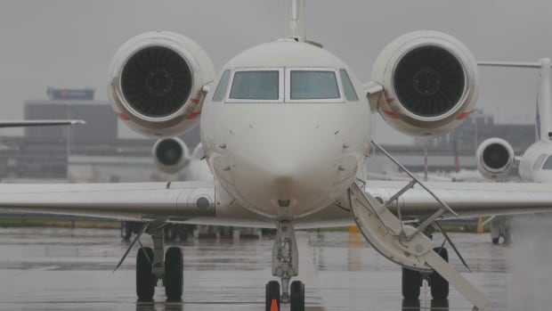 Aviones privados del extranjero aterrizan en aeropuertos canadienses más pequeños a pesar de las reglas federales contra la pandemia