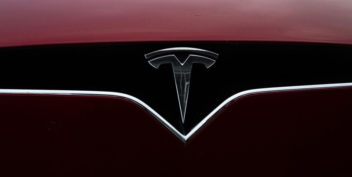 Un conductor de Tesla murió en un accidente en el que publicó videos de él mismo conduciendo su automóvil con las manos libres.