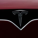 Un conductor de Tesla murió en un accidente en el que publicó videos de él mismo conduciendo su automóvil con las manos libres.