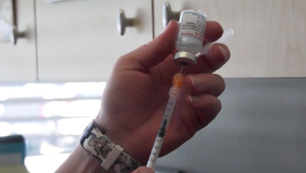 Un nuevo programa de vacunas basado en la “confianza”, dice un médico de Calgary