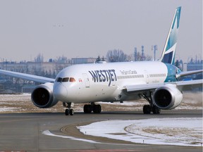 Un WestJet Boeing 787 Dreamliner llega a Calgary desde Londres el martes 17 de marzo de 2020.