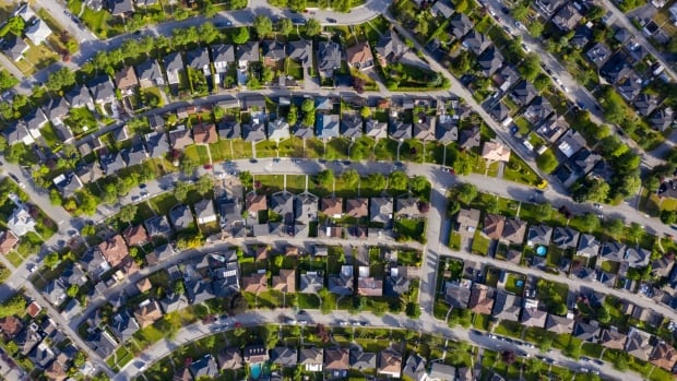 El precio medio de las viviendas canadienses ha aumentado un 38% año tras año, pero ha bajado desde marzo