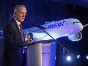 El presidente y director ejecutivo de WestJet, Ed Sims, se dirige a la reunión anual de la aerolínea en Calgary el 7 de mayo de 2019.
