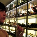 ¿Qué botella de vino en un restaurante tiene el mayor margen de beneficio?  La respuesta puede sorprenderte