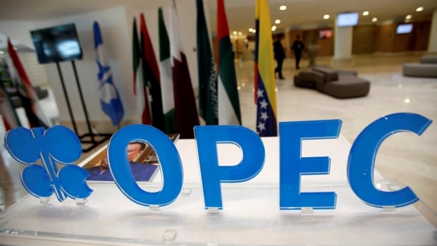 La OPEP y sus aliados levantan las restricciones impuestas a 5 países para poner fin a la disputa petrolera