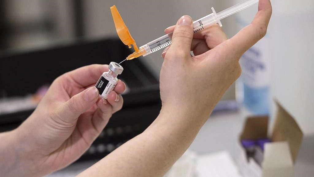 COVID-19: BC revisa el programa de vacunas a medida que disminuyen las tasas