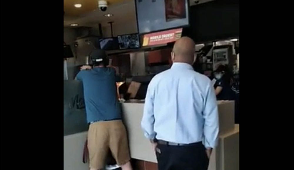 La furia de la comida rápida: un hombre arrestado después de voltear un McDonald’s de Richmond