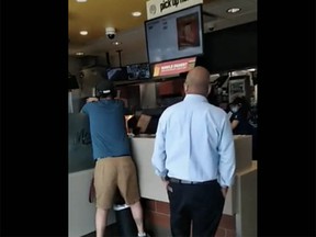 Captura de pantalla de un video de Reddit de un hombre que critica a los empleados de Richmond McDonald's.