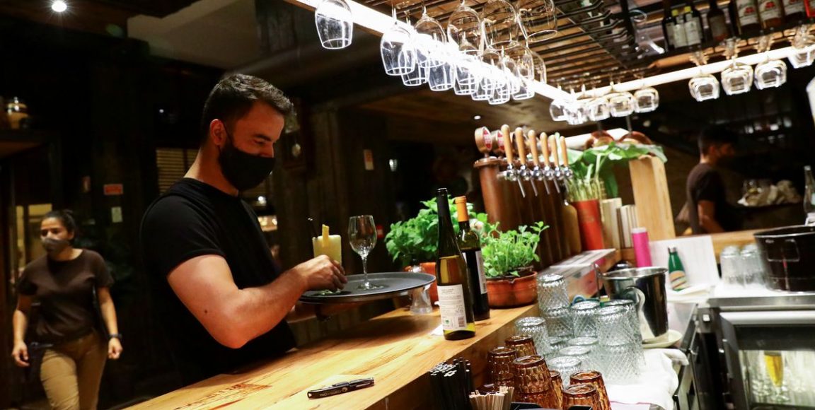 Reglas más estrictas y la ausencia de turistas ponen a los restaurantes portugueses en una situación difícil