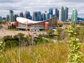 Scotiabank Saddledome, hogar de los Calgary Flames, es fotografiado el 23 de agosto de 2021. Los Flames anunciaron que los fanáticos deberán estar completamente vacunados contra el COVID-19 para asistir a los partidos.