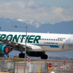 Pasajero de Frontier Airlines acusado de manosear y golpear a asistentes de vuelo