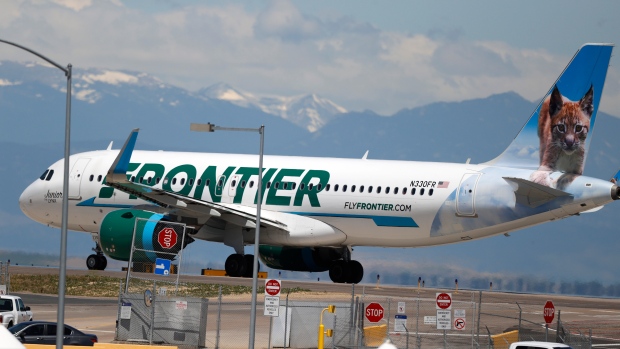 Pasajero de Frontier Airlines acusado de manosear y golpear a asistentes de vuelo