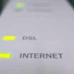 Stop Hackers: How to Keep Your Home Wi-Fi Router Safe (Cómo mantener seguro el enrutador Wi-Fi de su hogar)