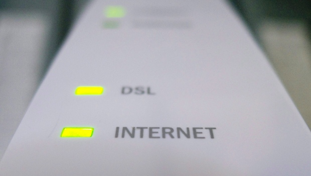 Stop Hackers: How to Keep Your Home Wi-Fi Router Safe (Cómo mantener seguro el enrutador Wi-Fi de su hogar)