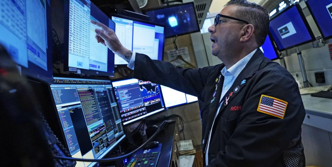 Las acciones caen después del mejor día para el S&P 500 desde julio