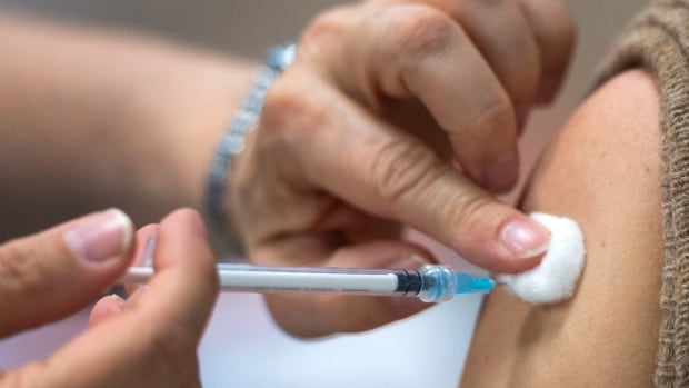 Docenas de miembros de Saugeen First Nation en Ontario han recibido vacunas COVID-19 vencidas durante un mes