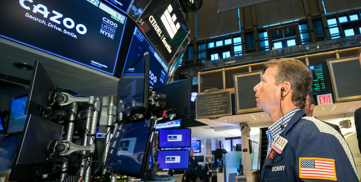 Los futuros de acciones caen después de que el Dow registrara una racha perdedora de tres semanas