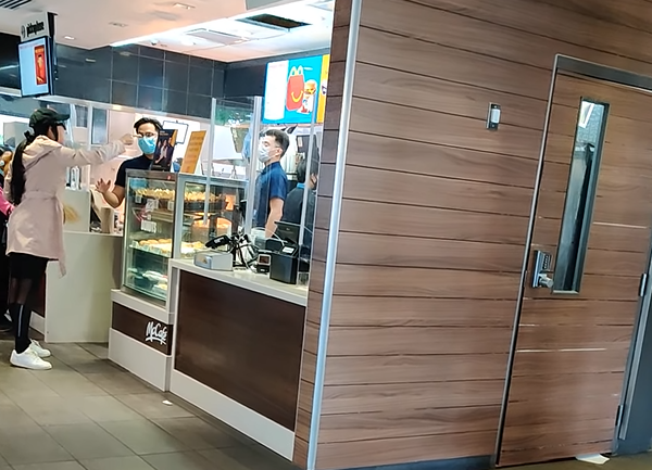 Mujer gritando a los empleados de McDonald’s mientras pide café (video)