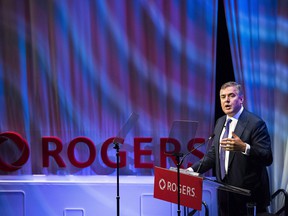 El CEO de Rogers Communications, Joe Natale, habla con los accionistas durante la reunión general anual de Rogers en Toronto el 20 de abril de 2018.