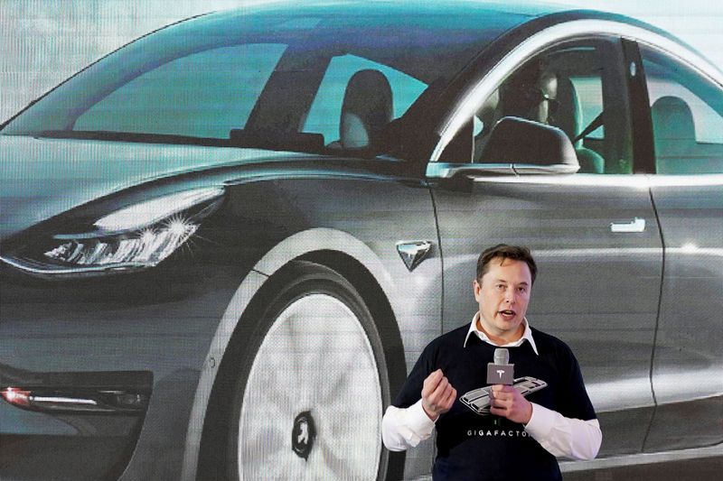 Musk pregunta a los seguidores de Twitter si debería vender el 10% de las acciones de Tesla