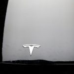 Tesla prohíbe a los conductores jugar mientras el automóvil está en movimiento