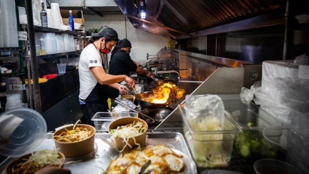 La pandemia está cambiando la forma en que operan los restaurantes, y podría ser para siempre