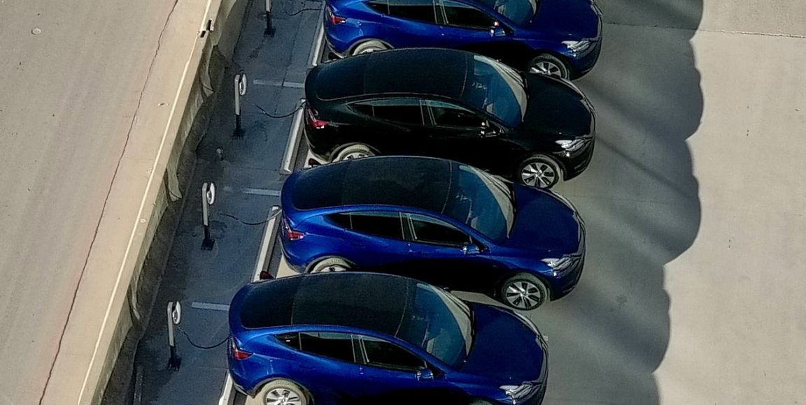 Fila de nuevos Tesla Model Y vistos fuera de Giga Texas [Update]