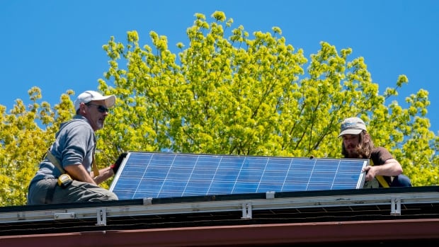 Nova Scotia Power retrasa el inicio de un controvertido nuevo cargo para los clientes de energía solar
